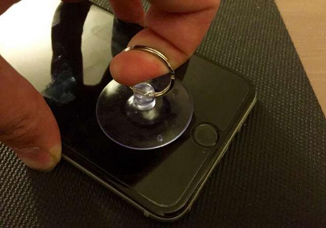 Make the Apple Logo on Your iPhone Light Up Like Macbook